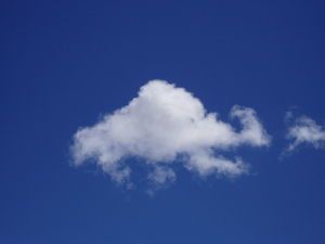 Nube en cielo azul